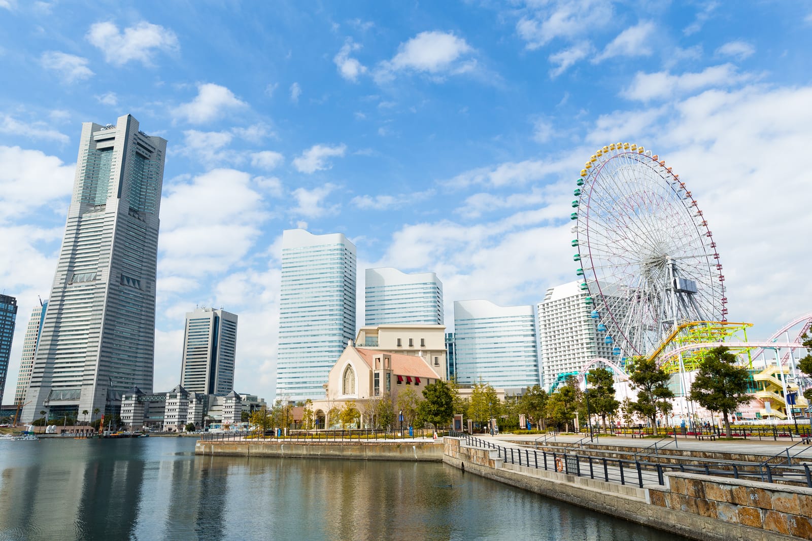 ランドマークタワーと大観覧車のあるみなとみらいの街並み
